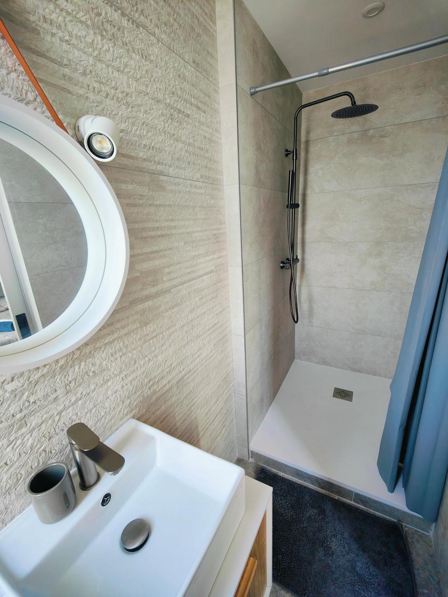 Self-Checkin Town House - Rooms To Rent In A Beautiful Modern Town House - Not A Hotel - Location De Chambres Avec Arrivee En Autonomie - Extra Fee For Sheets And Towels - Private Parking - Check Your Plateform Inbox And Follow Check-In Instructions Saint-Romain-en-Gal Exterior photo
