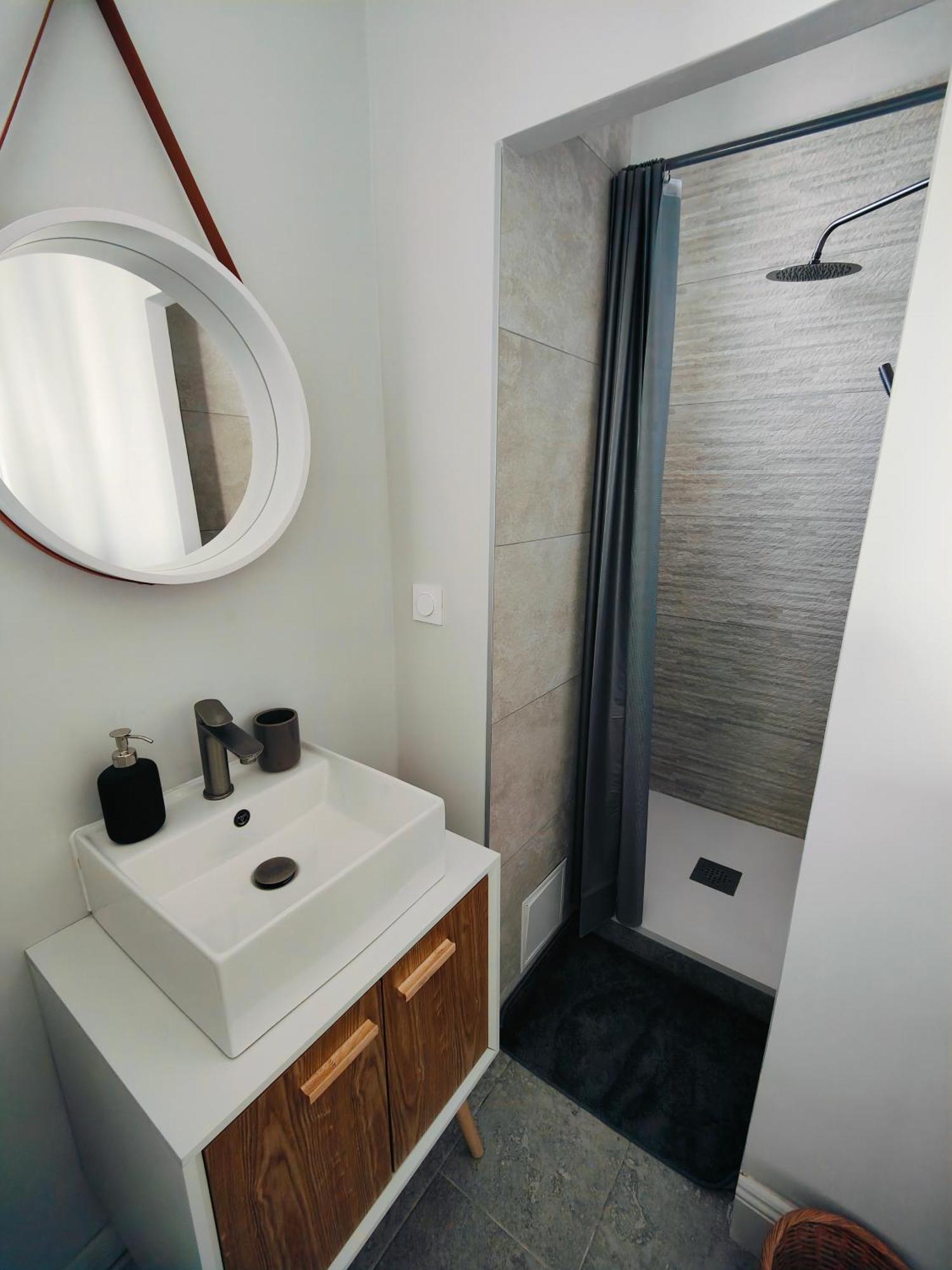 Self-Checkin Town House - Rooms To Rent In A Beautiful Modern Town House - Not A Hotel - Location De Chambres Avec Arrivee En Autonomie - Extra Fee For Sheets And Towels - Private Parking - Check Your Plateform Inbox And Follow Check-In Instructions Saint-Romain-en-Gal Exterior photo